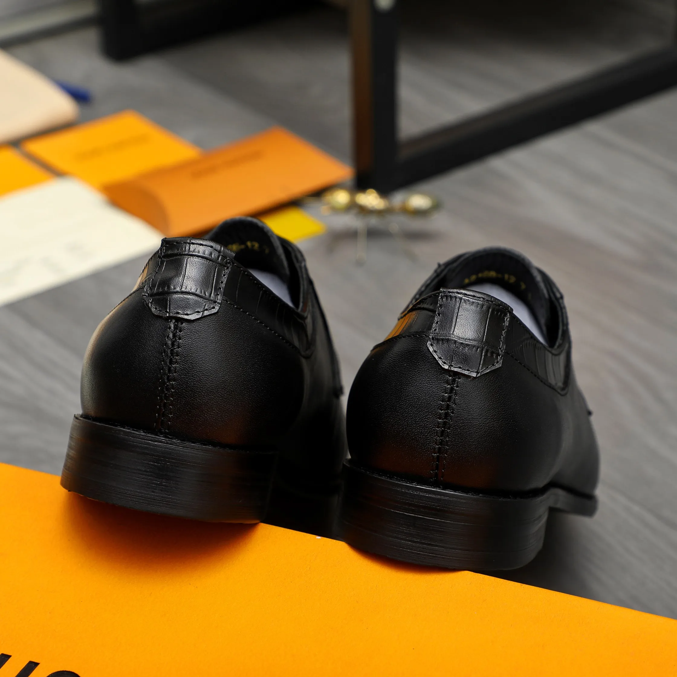 Men's shoes 💰p460 Product trademark: LV (Louis Vuitton) business lace-up leather shoes True size: 39-44 Product material: Selected high-quality cowhide stitched with stone pattern cowhide upper, cowhide lining, original rubber outsole